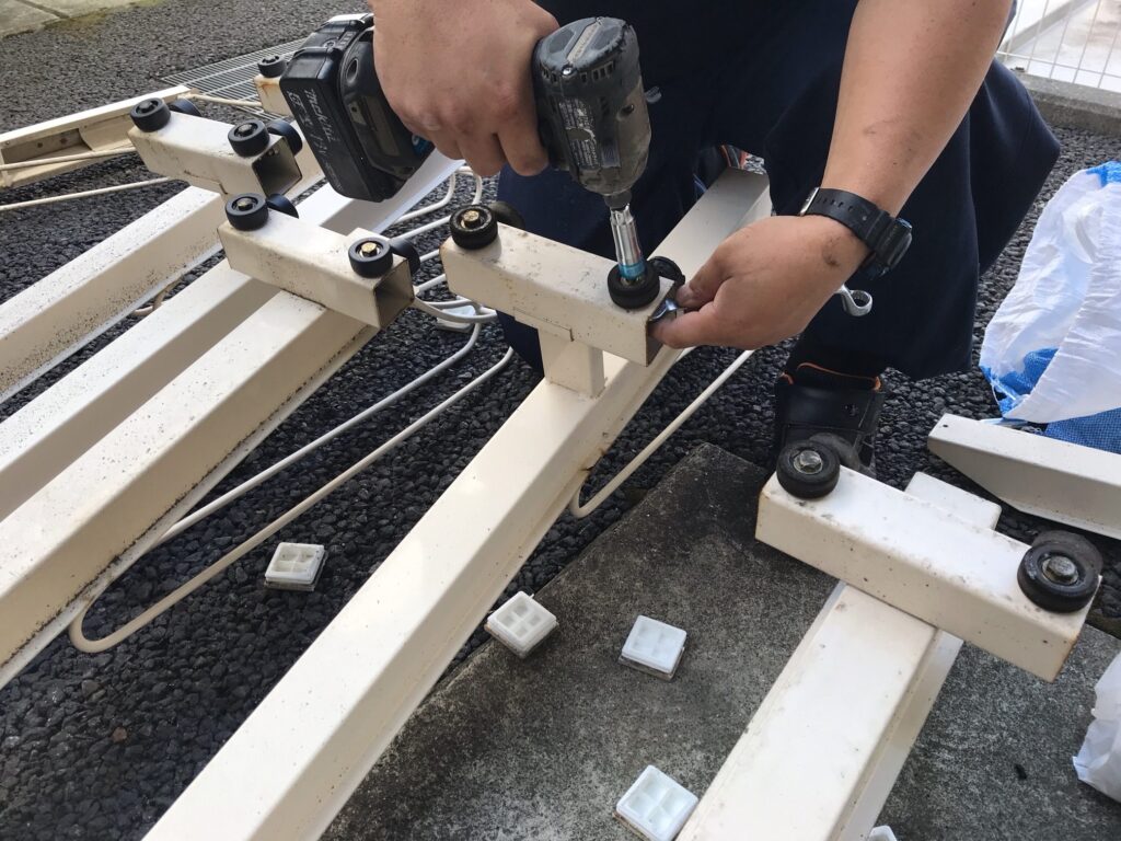 サイクルラックを修理している業者