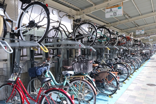 二段式自転車ラックと多数の自転車