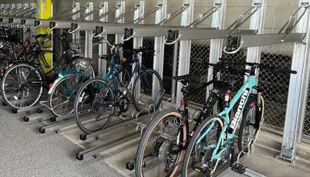 垂直昇降式ラックと自転車