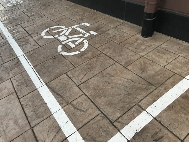 駐輪場の床