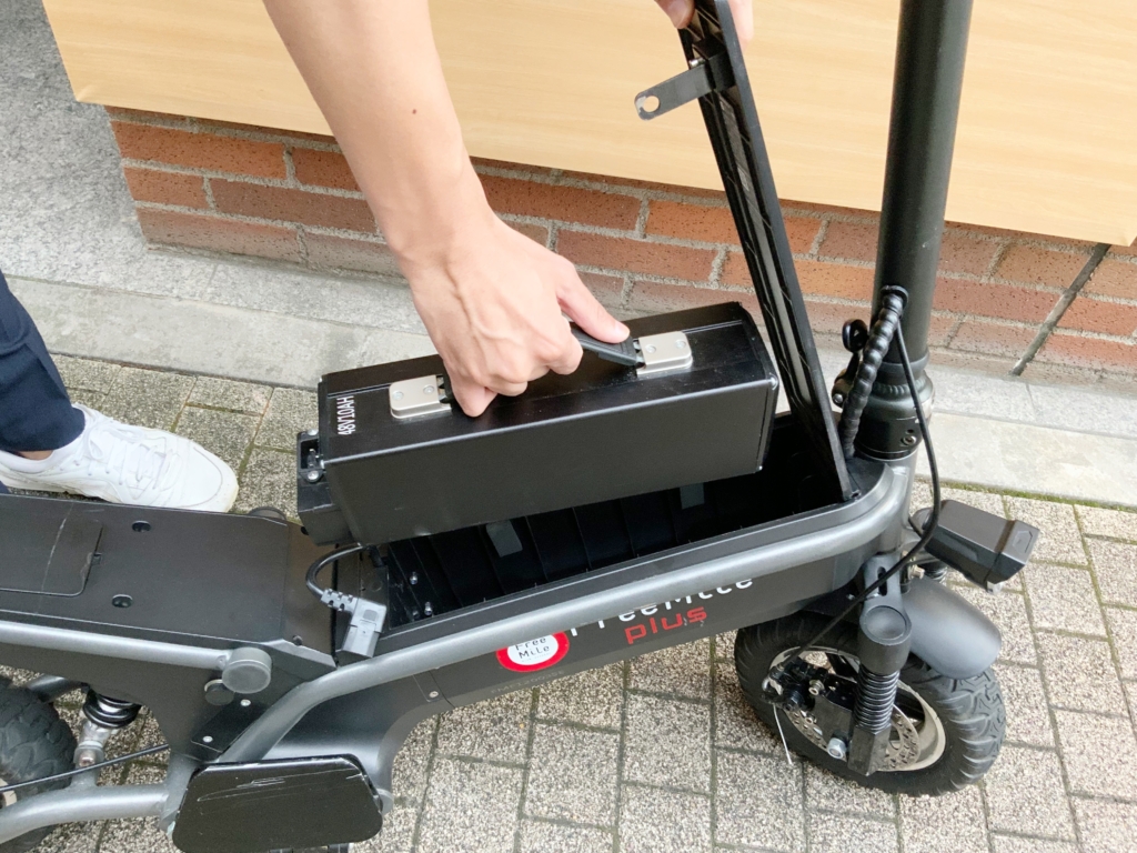 電動キックボードのバッテリー