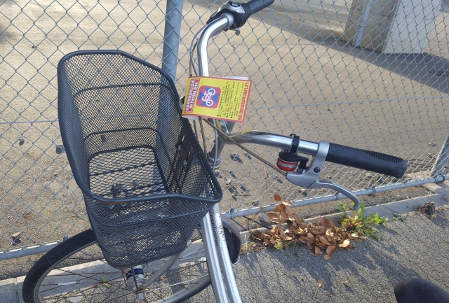 放置された違法駐輪自転車