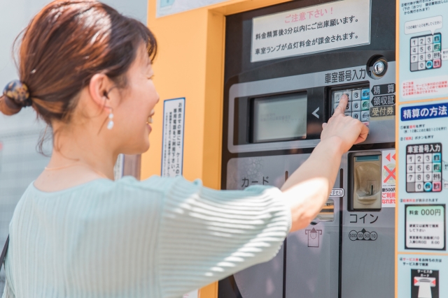 精算する女性