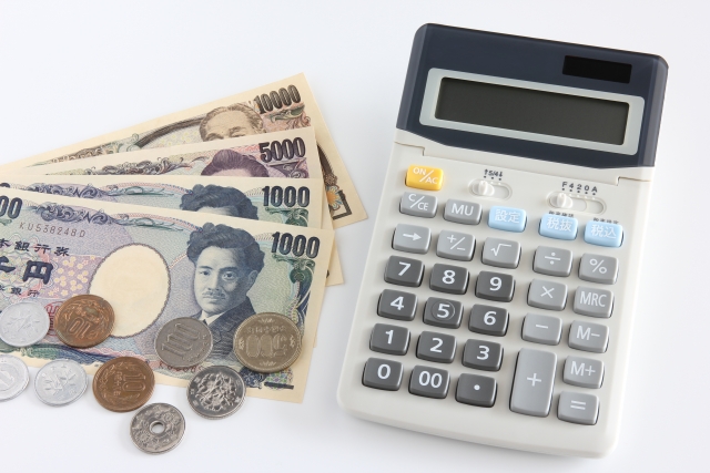 お金と計算機　料金のイメージ