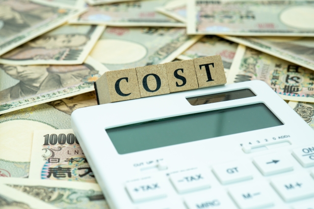 お金と計算機　費用のイメージ