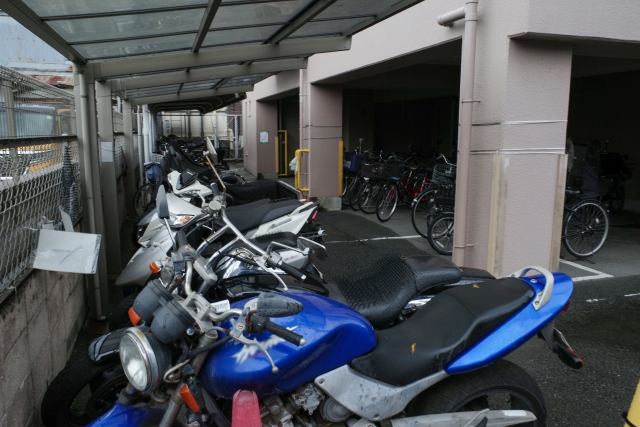 駐輪場にあるバイクと自転車