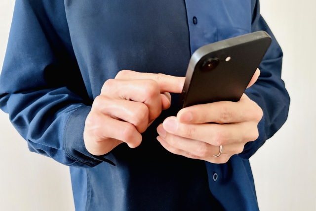 スマートフォンを操作する男性