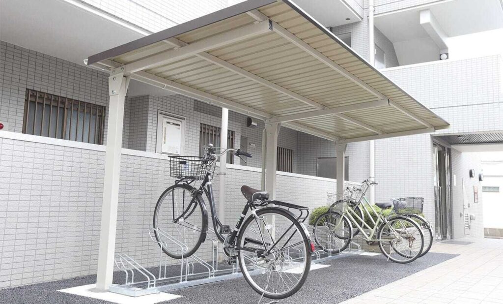 屋外に設置した自転車ラックと駐輪場屋根