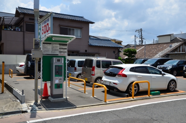 ほぼ満車の有料駐車場