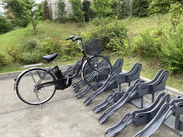 駐輪場にある電動アシスト自転車