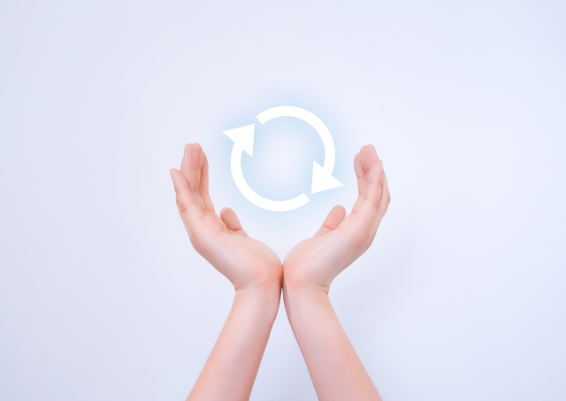 両手の内側にリサイクルマーク