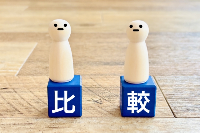 比較と書かれた青いブロックと２つの人形