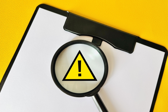 注意マークと虫眼鏡