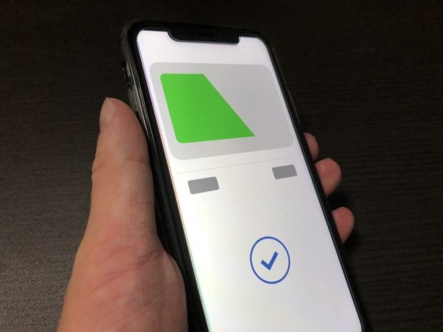 交通系電子マネーアプリを表示ているスマホ