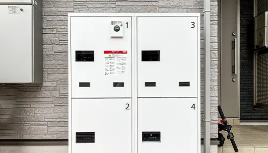 エントランスに置かれた宅配ボックス