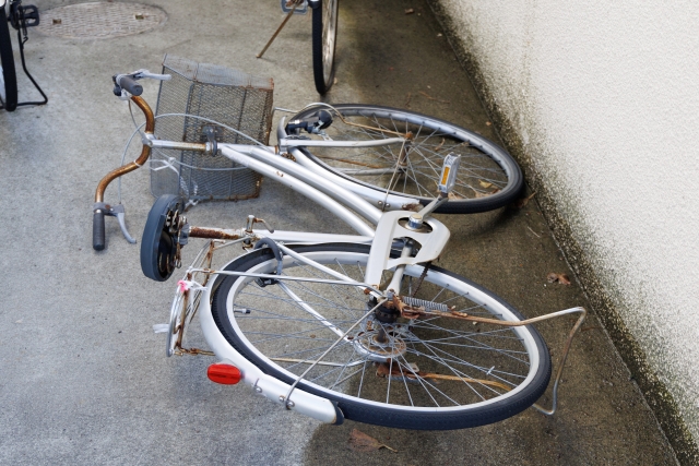 転倒した自転車