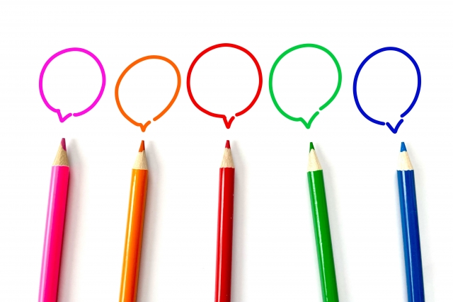 吹き出しと色鉛筆