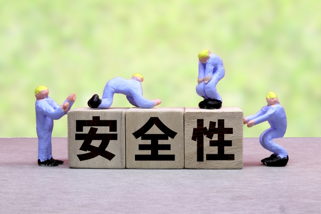 安全性と書かれた木のブロックと作業員の人形