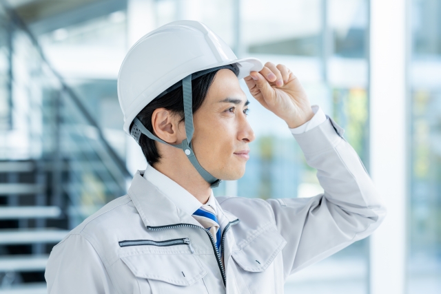 ヘルメットをかぶった作業員