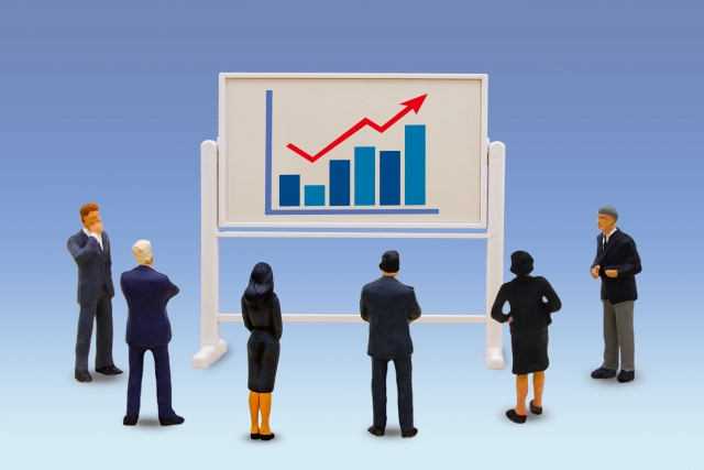 グラフを見つめるビジネスマンたち