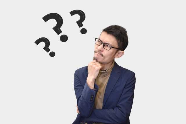 悩む男性とはてなマーク