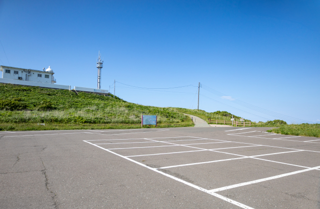 平面駐車場と青空