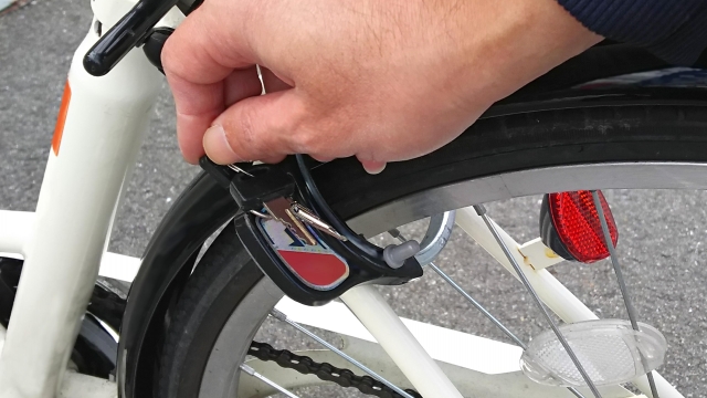 自転車にかぎをする様子