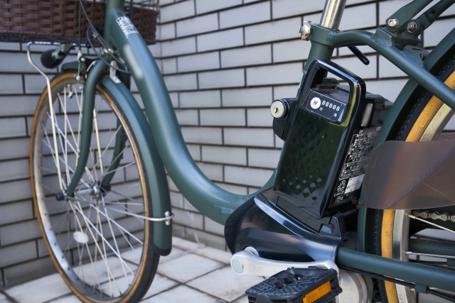 深緑の電動アシスト自転車